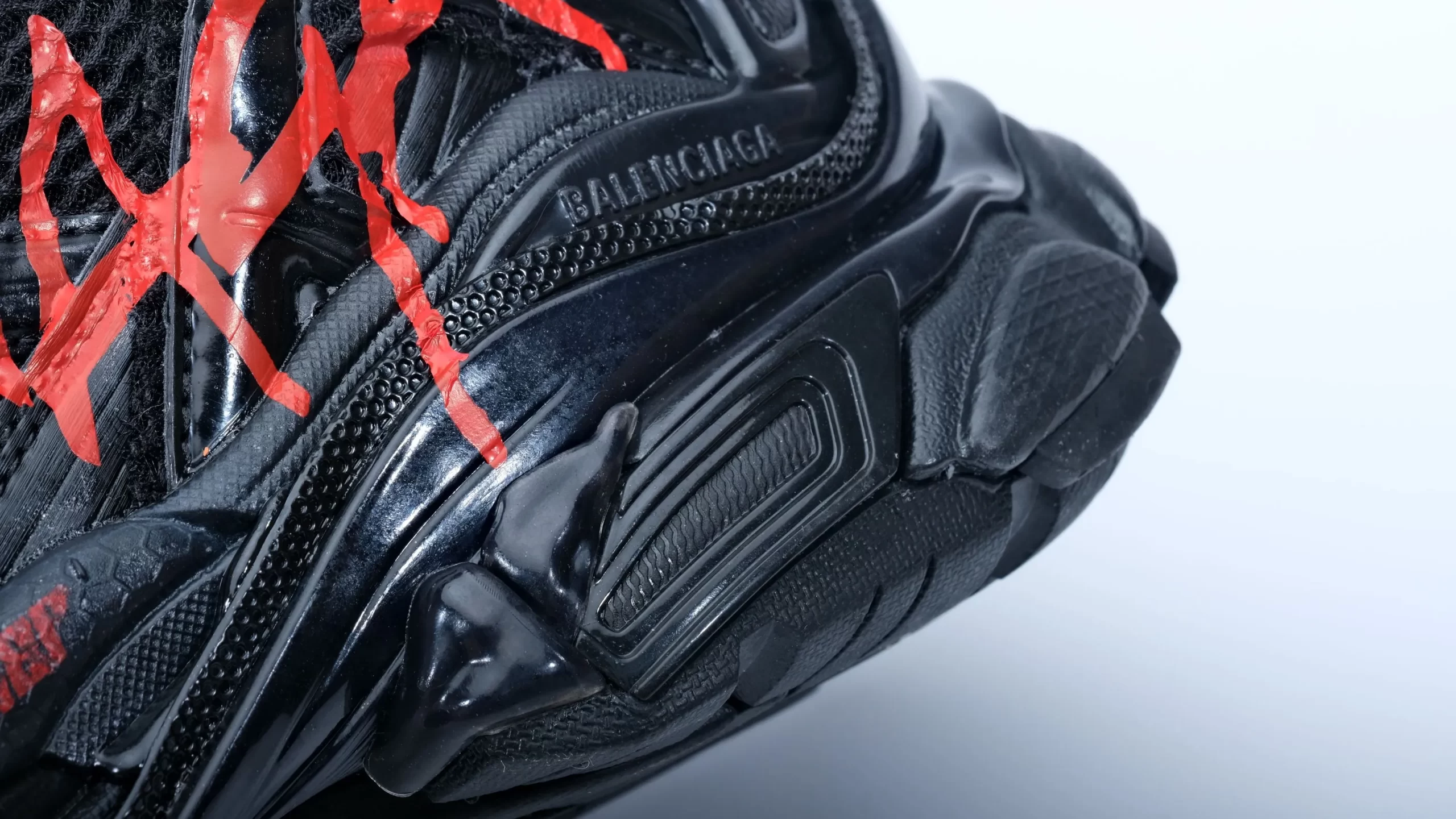 Runner Graffiti Sneaker in Red and black mesh and nylon - Image 5